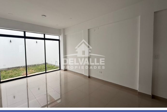 Casa de 3 Pisos en Venta – Excelente Distribución y Terraza Amplia