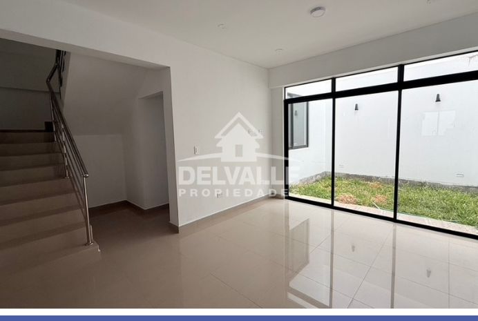 Casa de 3 Pisos en Venta – Excelente Distribución y Terraza Amplia