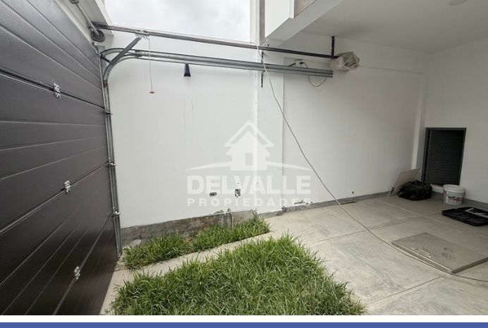 Casa de 3 Pisos en Venta – Excelente Distribución y Terraza Amplia