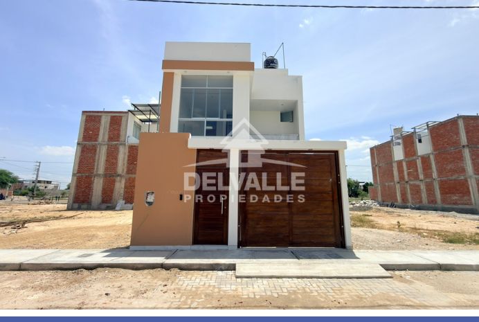 Moderna Casa de 2 Pisos + Terraza en Venta -  Alameda Country Club
